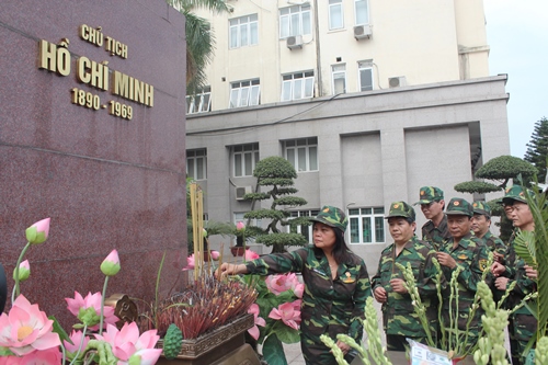 Đoàn cán bộ, giảng viên và học viên lớp QPAN dâng hương tại Tượng đài Chủ tịch Hồ Chí Minh